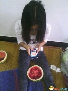 搞笑娱乐吃瓜少女图片